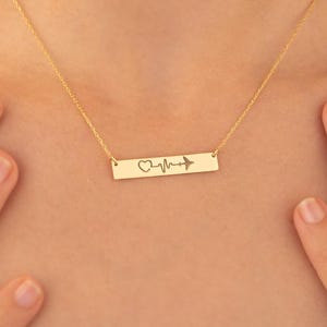 Halsband med guldfärgat hjärta och flygplan: Graverad resepresent