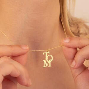 Collar personalizado con letras verticales, iniciales entrelazadas, colgante con iniciales verticales y dije de tres letras.