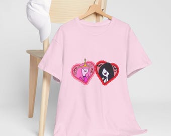 Maglietta in cotone con ciondolo a forma di cuore LGBTQ+ di Marceline e della Principessa Gommarosa, ispirata ad Adventure Time.