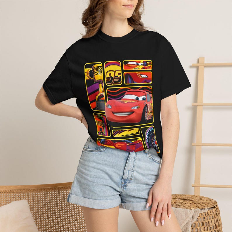 Koszulka unisex Lightning McQueen Black Tee, barwiona na odzieży, z nadrukiem Cars Birthday Shirt zdjęcie 4