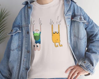 Maglietta unisex in cotone pesante con stampa divertente di Finn e Jake appesi alla tua maglietta.