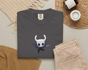 T-shirt Hollow Knight con stampa fronte/retro, stampa vivace di alta qualità per i giocatori.