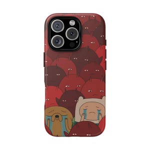 Puede incluir: Funda de teléfono roja con una ilustración de dibujos animados de personajes llorando. La funda tiene un acabado brillante y un recorte para la cámara. El diseño incluye varios tonos de rojo y marrón.