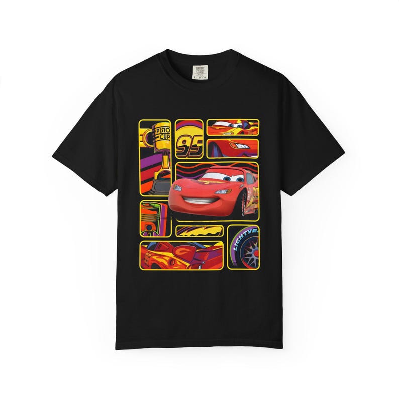 Koszulka unisex Lightning McQueen Black Tee, barwiona na odzieży, z nadrukiem Cars Birthday Shirt zdjęcie 1