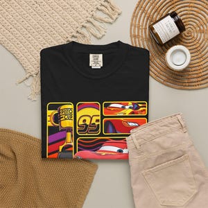 Koszulka unisex Lightning McQueen Black Tee, barwiona na odzieży, z nadrukiem Cars Birthday Shirt zdjęcie 7