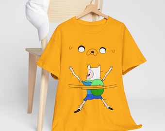 Maglietta di Adventure Time con Finn e Jake che si abbracciano, Jake il cane e Finn l'umano, coloratissimi regali per gli amanti dei cartoni animati.