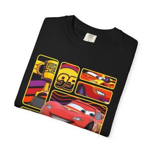 Koszulka unisex Lightning McQueen Black Tee, barwiona na odzieży, z nadrukiem Cars Birthday Shirt zdjęcie 3