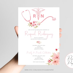 Könnte beinhalten: Eine weiße Einladung mit rosa Akzenten, die ein Stethoskop, florale Elemente und den Text "RN" zeigt. Die Einladung kündigt eine Abschlussfeier für Raquel Rodriguez an, einschließlich Datum, Uhrzeit und Ort. Die Etsy-Shop-URL ist sichtbar.