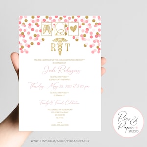 Puede incluir: Una invitación de graduación rosa y dorada para un terapeuta respiratorio. La invitación presenta un estetoscopio, un corazón y pulmones con las letras "RT" y un caduceo. El texto dice "Únase a nosotros para la ceremonia de graduación en honor de Jade Rodriguez, Seattle University Respiratory Therapist, jueves 25 de mayo de 2023 a las 3:00 pm, Seattle University, 125 Main St., Celebración familiar y de amigos, Después de la ceremonia, Louis Restaurant, 125 Main St, Seattle, RSVP Linda 123.456.7890, www.etsy.com/shop/picsandpaper, Pics & Paper Studio".