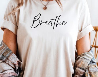 Inspirerend T-shirt Breathe, Simple Life minimalistisch ontwerp, uniseks katoenen T-shirt, cadeau voor hem/haar, meditatieshirt, (zand en donkere heide)