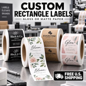 Puede incluir: Cuatro rollos de etiquetas rectangulares personalizadas con varios diseños, incluyendo etiquetas para velas Black & Co., etiquetas para jabón artesanal Bloom con motivos florales, Riverstone Coffee Co. y Glow Cosmetics.