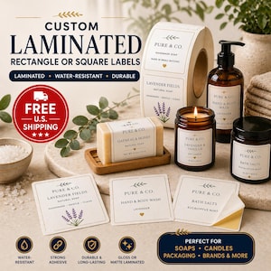 Può includere: Un assortimento di prodotti Pure & Co., tra cui sapone, detergente per mani e corpo, sali da bagno e una candela di soia. L'immagine presenta etichette rettangolari o quadrate laminate personalizzate, con il testo "Laminato, Resistente all'acqua, Durevole".
