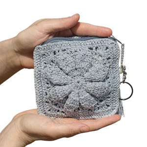 Portachiavi a portafoglio all'uncinetto per donna - Portamonete in argento a forma di quadrato della nonna, bomboniera fatta a mano per gli ospiti, custodia per Airpod con cerniera a forma di margherita floreale