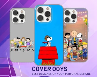 Può includere: Tre custodie per telefoni con disegni di personaggi dei cartoni animati. Una custodia è grigia con la scritta "FRIEND" e personaggi dei cartoni animati. Un'altra è blu con Snoopy sulla sua cuccia. La terza custodia presenta un gruppo di personaggi dei cartoni animati. Il testo "COVER OOYS" è in basso.