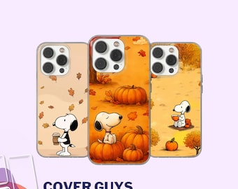 Puede incluir: Tres fundas para teléfono con diseños otoñales. Cada funda presenta a Snoopy en varias escenas otoñales con calabazas y hojas cayendo. Las fundas tienen un borde transparente y un fondo de color claro. El texto "COVER GUYS" está en la parte inferior.