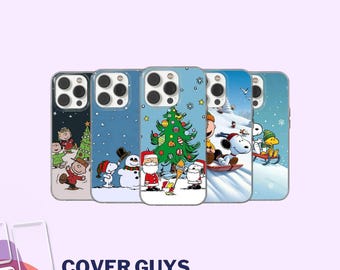 Puede incluir: Cinco fundas para teléfono con diseños de dibujos animados navideños. Las fundas muestran personajes y escenas con un árbol de Navidad, muñecos de nieve y Snoopy. Las fundas son en tonos azules y blancos.