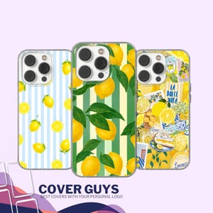 Op de afbeelding: Drie telefoonhoesjes met citroenontwerpen. Eén hoesje heeft blauw-witte strepen met citroenen, een ander heeft groene strepen met citroenen en bladeren, en de derde heeft een collage van citroenen en tekst. De tekst "COVER GUYS" staat onderaan.