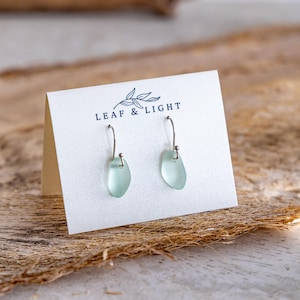 Cultured Sea Glass Earrings, Aqua Recycled Glass Drop Earrings, Silver Plated Frosted Glass Earrings, Coastal Beach Jewelry Gift for Her Bild 4