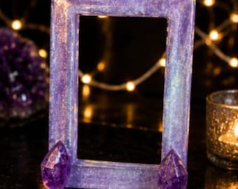 Marco de fotos de cristal de amatista 5x7 / Marco de resina con brillo púrpura / Puntas de amatista auténticas / Decoración espiritual / Regalo hecho a mano