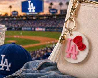 Llavero rosa de Los Ángeles con lazo / Charm de béisbol inspirado en los Dodgers / Accesorio para bolso con borla