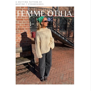 Könnte beinhalten: Ein cremefarbener, gerippter Strickpullover mit hohem Ausschnitt, kombiniert mit einer dunkelgrauen, weit geschnittenen Jeans, einem hellgrünen Bandana und einer dunklen Sonnenbrille. Der Text A KNITTING PATTERN BY MARTINE / STRIKKEHIKKEL und FEMME OTILIA ist sichtbar.