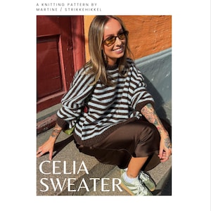 Może przedstawiać: Wzór dziewiarski autorstwa Martine / Strikkehikkel na Celia Sweater. Odzież to sweter z długim rękawem i okrągłym dekoltem, ozdobiony poziomymi pasami w naprzemiennych odcieniach ciemnego brązu i jasnego błękitu, z prążkowanymi ściągaczami.