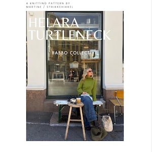 Könnte beinhalten: Eine Strickanleitung mit dem Titel HELARA TURTLENECK von MARTINE / STRIKKEHIKKEL und BABBO COLLECTIVE. Das Bild zeigt eine Person in einem langärmeligen, lindgrünen Rollkragenpullover und blauen Jeans, die auf einer Bank mit einem Holzhocker sitzt.
