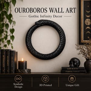 Puede incluir: Una pieza de arte mural circular negra Ouroboros que muestra una serpiente mordiéndose la cola con escamas detalladas. El texto OUROBOROS WALL ART y Gothic Infinity Decor aparecen arriba. Debajo hay iconos de Symbolic Design, 3D Printed, Unique Gift.
