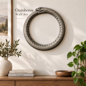 Könnte beinhalten: Ein kreisförmiges Wandkunstobjekt, das eine Ouroboros-Schlange darstellt, die sich in den eigenen Schwanz beißt. Die Skulptur hat eine strukturierte, graue, steinartige Oberfläche mit detaillierten Schuppen. Der Text Ouroboros Wall Art steht links.