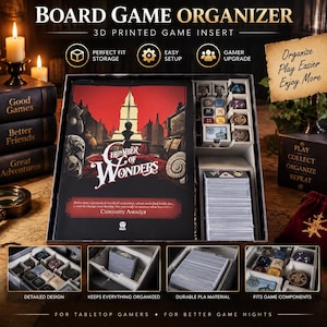Può includere: Un inserto organizer stampato in 3D per il gioco da tavolo Chamber of Wonders. Il vassoio in plastica beige presenta scomparti personalizzati per i componenti di gioco, inclusi spazi per mazzi di carte, dadi e gettoni, per la scatola.