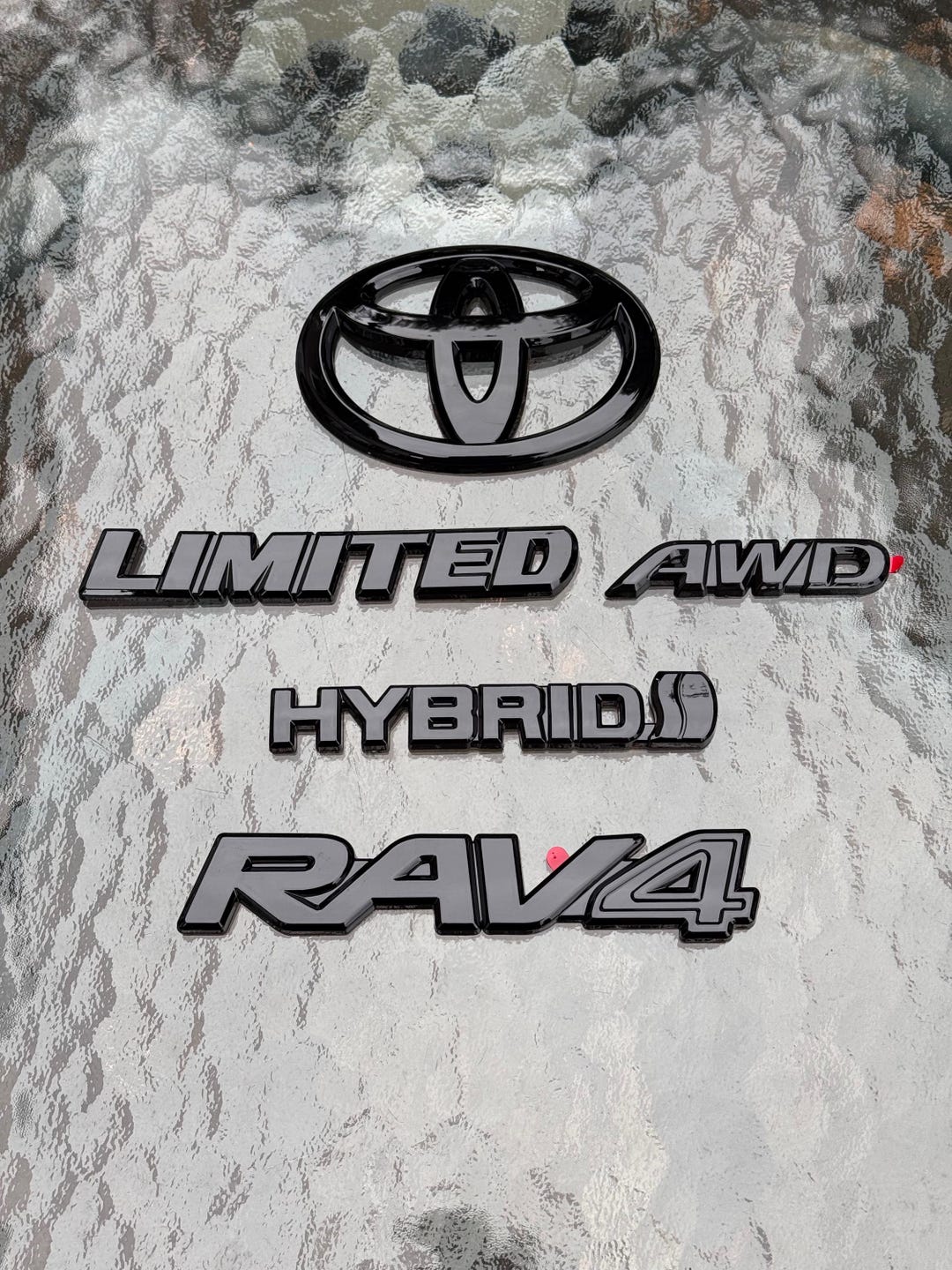 Toyota RAV4 XLE Hybrid 2019-2023 – Gloss Black Emblem Overlays (Rear)