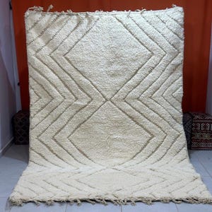 Handmade Moroccan Rug – Cream Wool Berber Carpet with Chevron Diamonds – Shaggy Boho Area Rug – Handwoven Living Room Decor