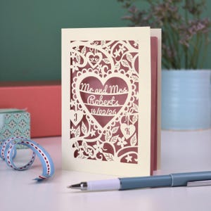 Tarjeta de boda personalizada con forma de corazón recortado en papel, tarjetas de corte láser para Sr. y Sra., Reino Unido