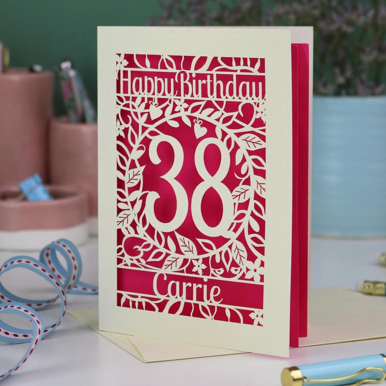 Cartão de aniversário personalizado com recorte a laser em papel, com flores, para comemorar a idade. Cartão de aniversário floral, feito à mão no Reino Unido. Shocking Pink