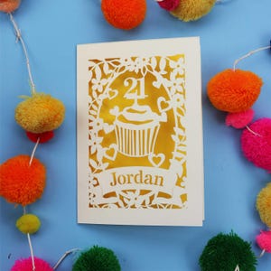 Carte de 21e anniversaire - Papier découpé personnalisé Carte de voeux personnalisée Cupcake découpée au laser - Handmade Cards Royaume-Uni
