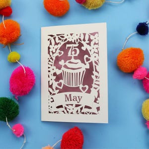 Carte 75e anniversaire - Papier découpé personnalisé Carte de voeux personnalisée Cupcake découpée au laser - Handmade Cards Royaume-Uni