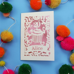 Carte 20e anniversaire - Papier découpé personnalisé Carte de voeux personnalisée Cupcake découpée au laser - Handmade Cards Royaume-Uni