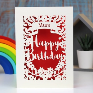 Carte personnalisée joyeux anniversaire maman découpée dans du papier