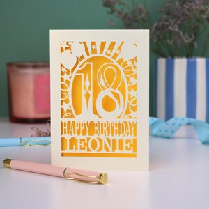 Carte d'anniversaire personnalisée pour les 18 ans | Design découpé au laser « Joyeux anniversaire » sur papier découpé