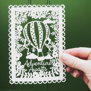 L'aventure vous attend, carte postale découpée en papier, citation motivante, positivité, dicton inspirant