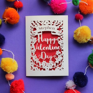 Glückliche personalisierte Papierschnitt-Karte zum Valentinstag