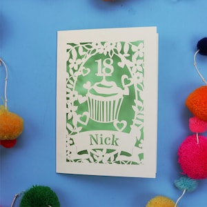 Geburtstagskarte 18 – Personalisierte Laser-Cut-Cupcake-Grußkarte mit Papierschnitt – Handmade Cards UK