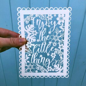 Carte postale Enjoy The Little Things Papercut Quote, cadeau, note positive découpée au laser