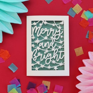 Carte de Noël joyeuse et lumineuse découpée au laser