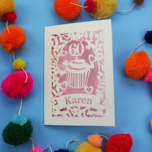 Carte du 60e anniversaire - Papier personnalisé personnalisé - Carte de voeux personnalisée Cupcake découpée au laser - Handmade Cards Royaume-Uni