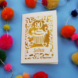90er Geburtstagskarte - Personalisierter Papierschnitt Laser Cut Cupcake Grußkarte - Handmade Cards UK