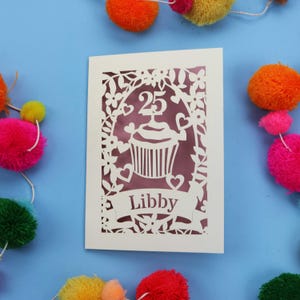 25 Geburtstagskarte - Personalisierter Papierschnitt Lasergeschnittene Cupcake-Grußkarte - Handmade Cards UK