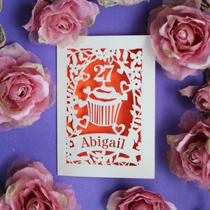 Carte d'anniversaire personnalisée en forme de petit gâteau découpée dans du papier, carte découpée au laser pour les anniversaires