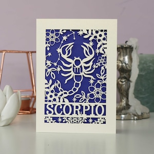 Carte d'anniversaire Scorpion en papier découpé