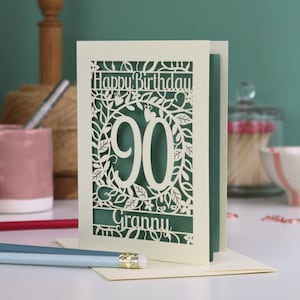Carte d'anniversaire personnalisée pour les 90 ans - Motif floral découpé au laser